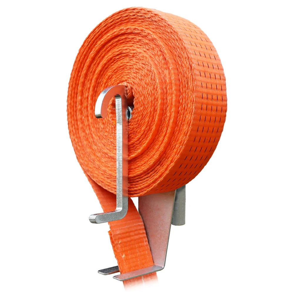 Dynello manuel båndopruller med orange bånd rullet op på metaldele, cylinder og krogformet.