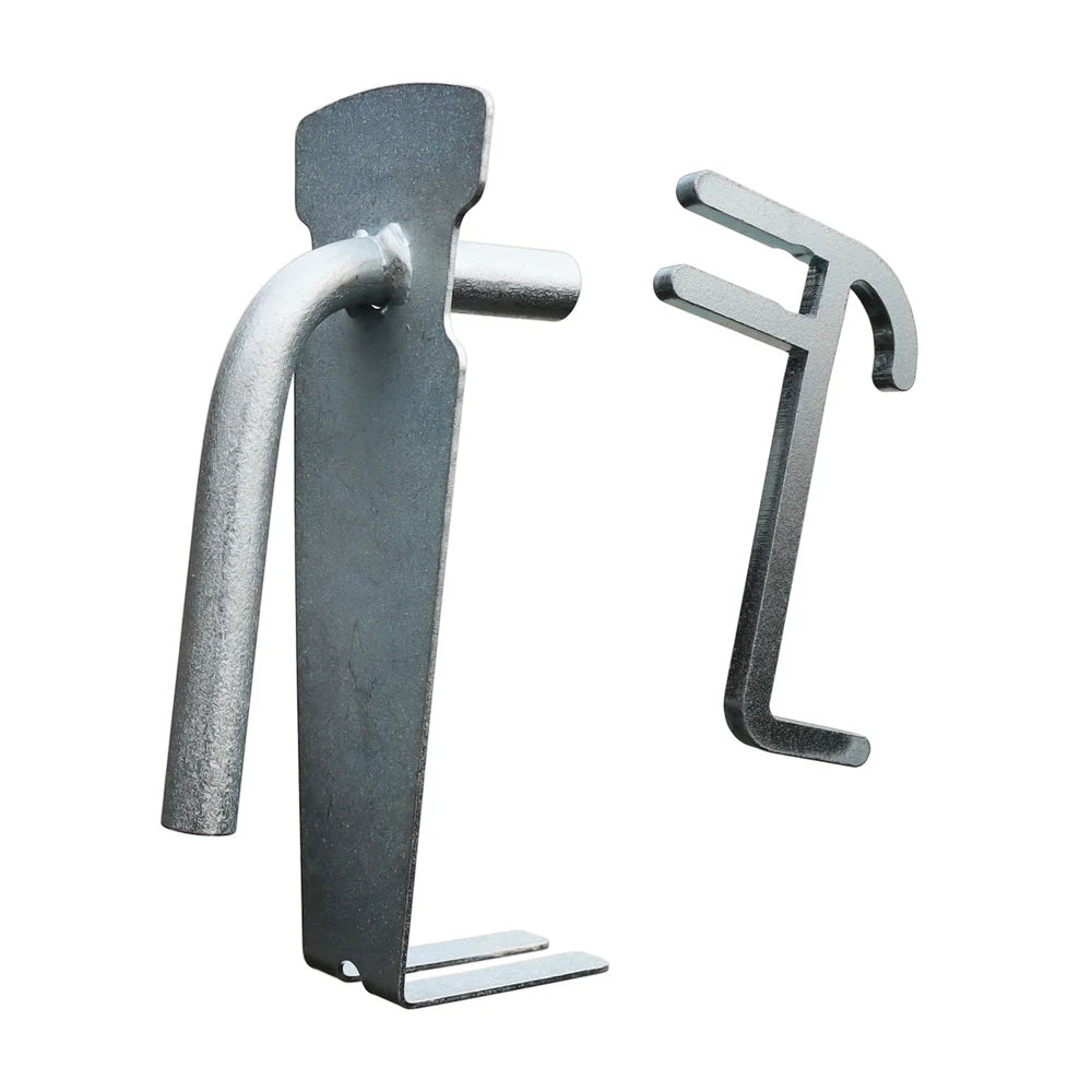 To metaldele fra Dynello båndopruller, en cylinderformet og en krogformet del, adskilt.