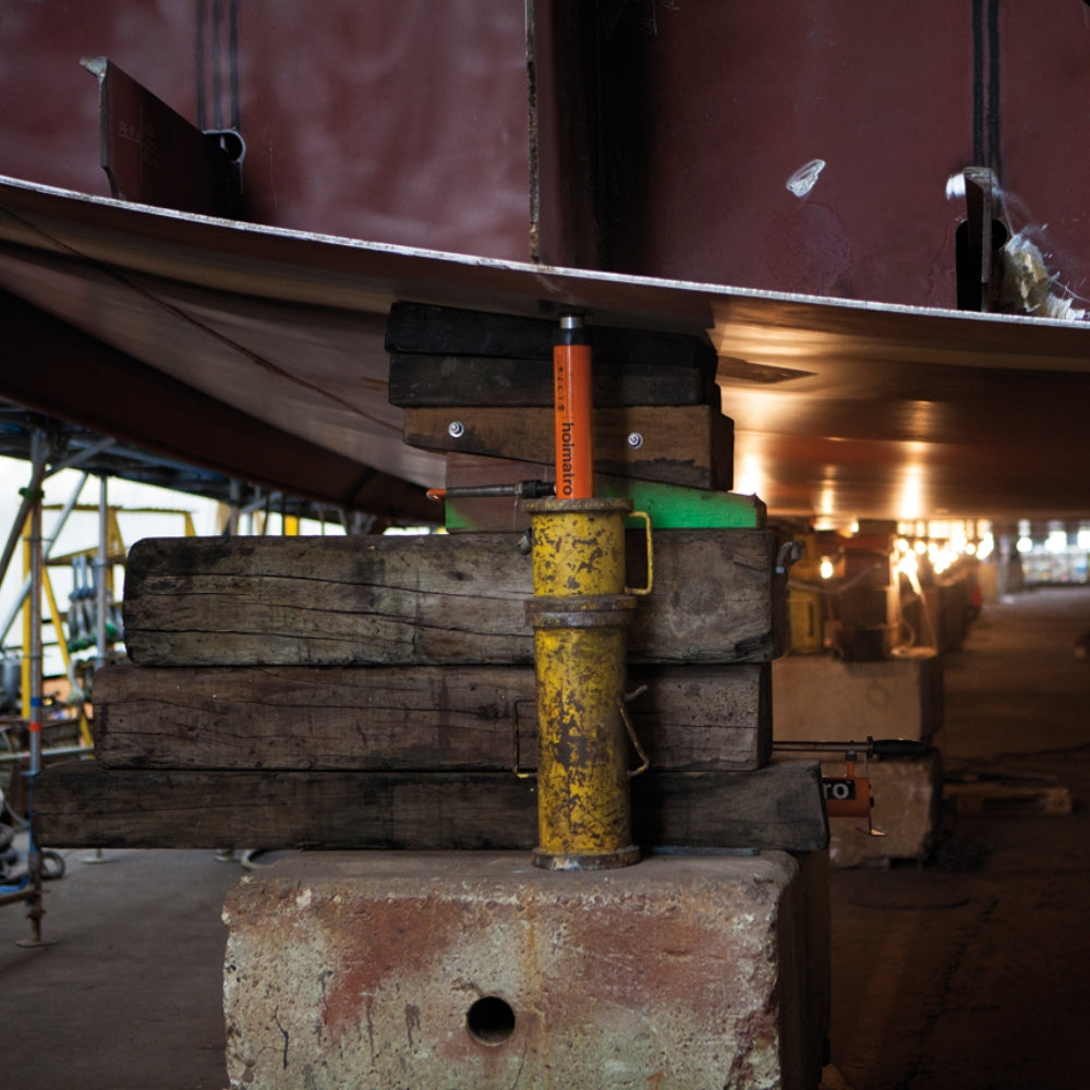 Holmatro cylinder donkraft løfter stålkonstruktion, viser styrke og holdbarhed i industriel brug.