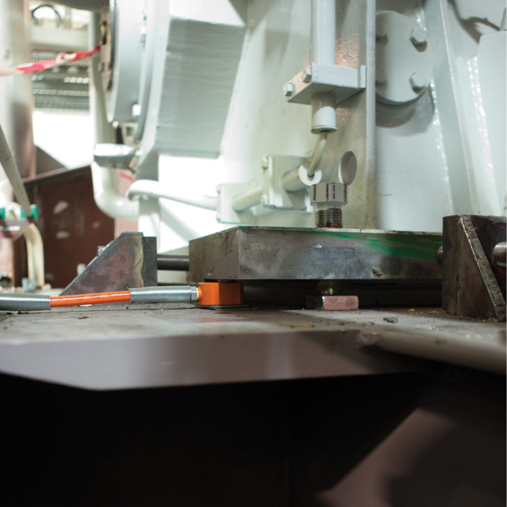 Holmatro Donkraft 20T i orange med metalforbindelse i industriel kontekst. Synligt "holmatro" mærke.