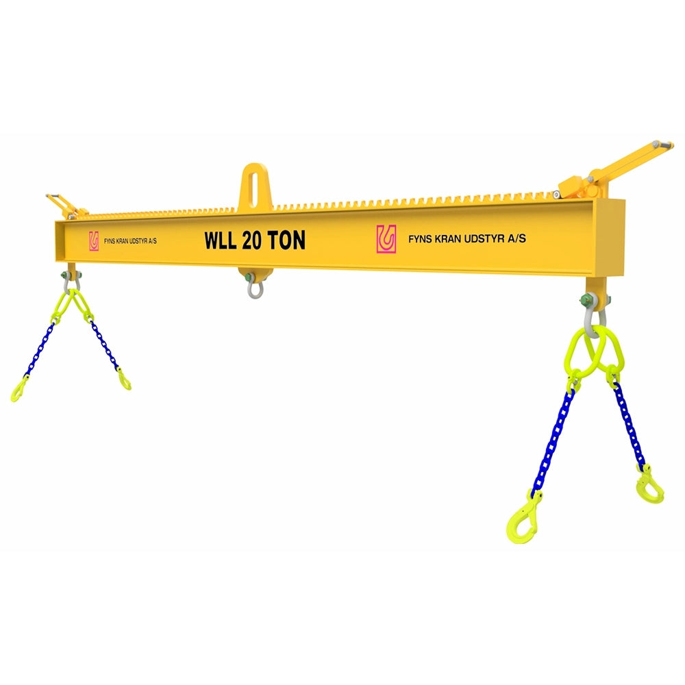 Gul løftebjælke med teksten "WLL 20 TON" og kæder med kroge i hver ende.