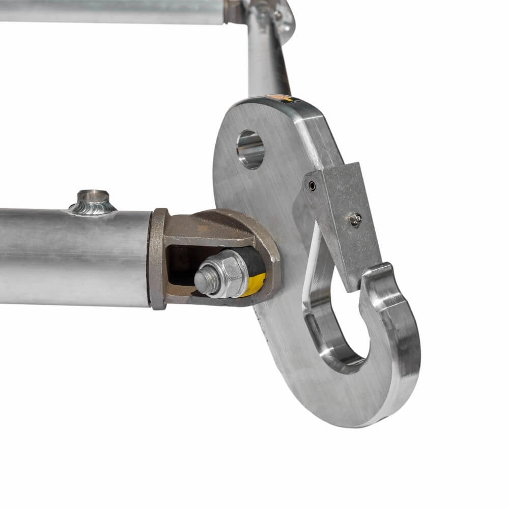 Nærbillede af metal løfteåg med krog, bolte og samling.