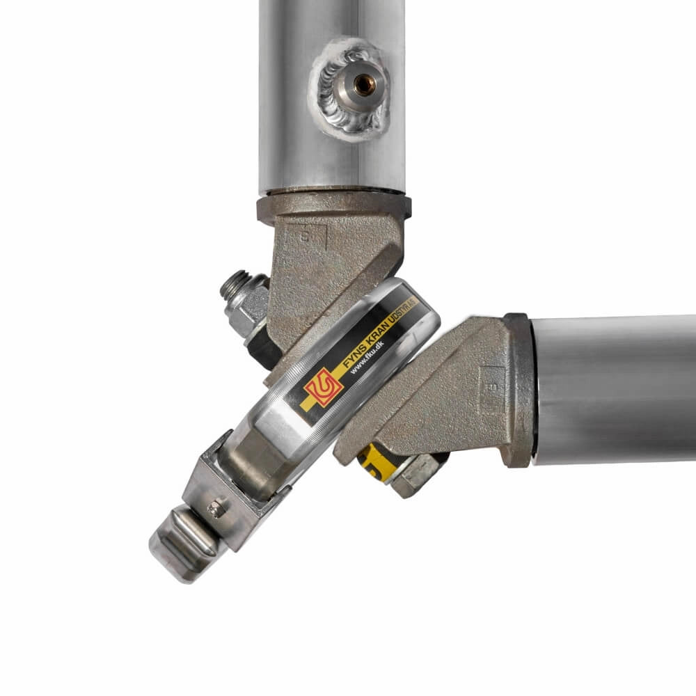 Detaljeret visning af metalled med bolte og producentens mærkat på løfteåg.