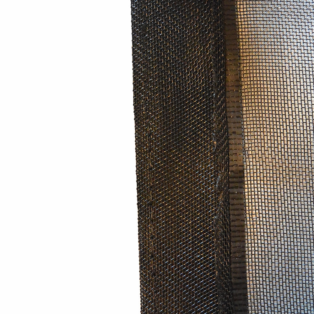 Sort finmasket net med synlige detaljer og kanter.