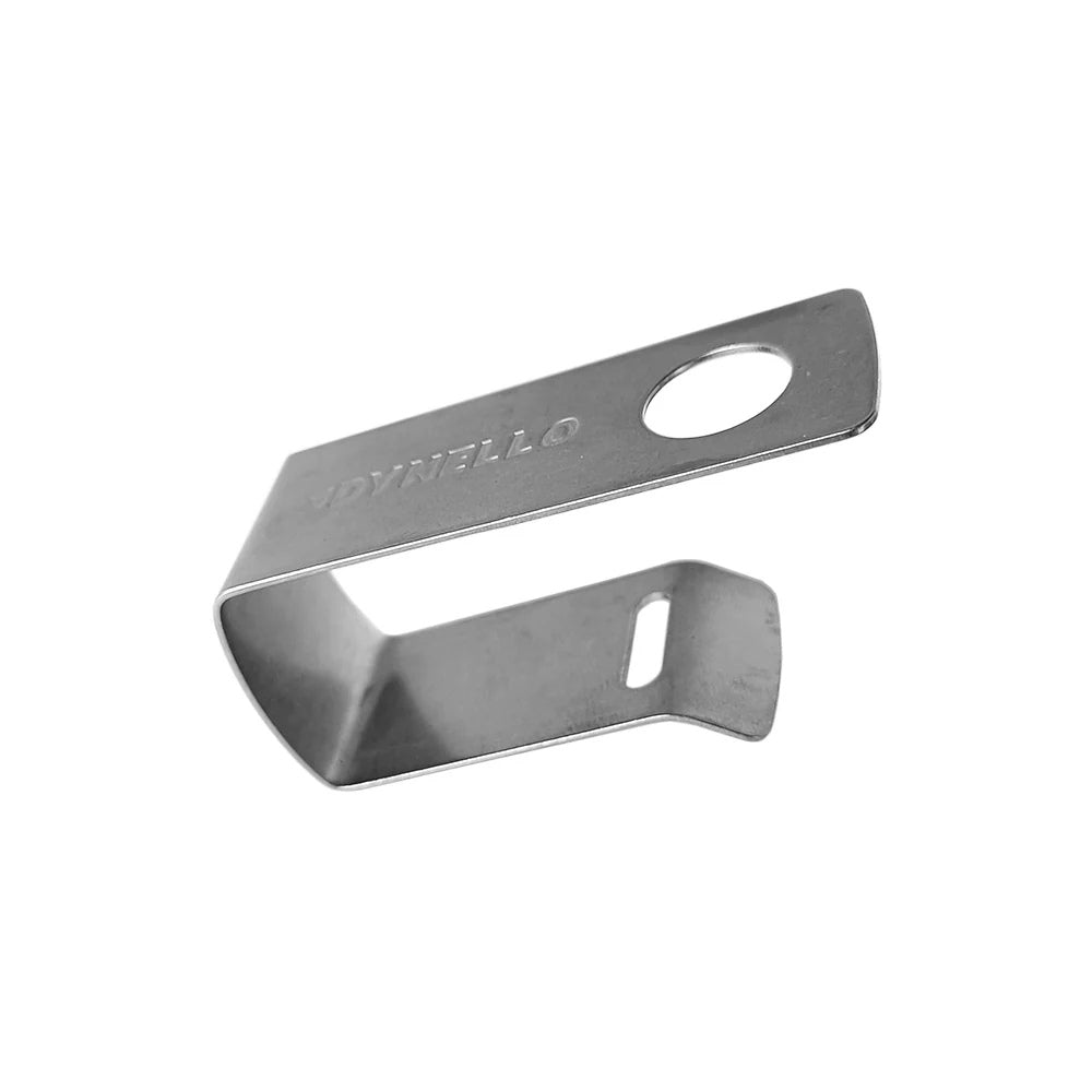 Metalclip med "DYNELLO" indgravering, rundt hul og åbning til fastgørelse, del af surringsbånd.