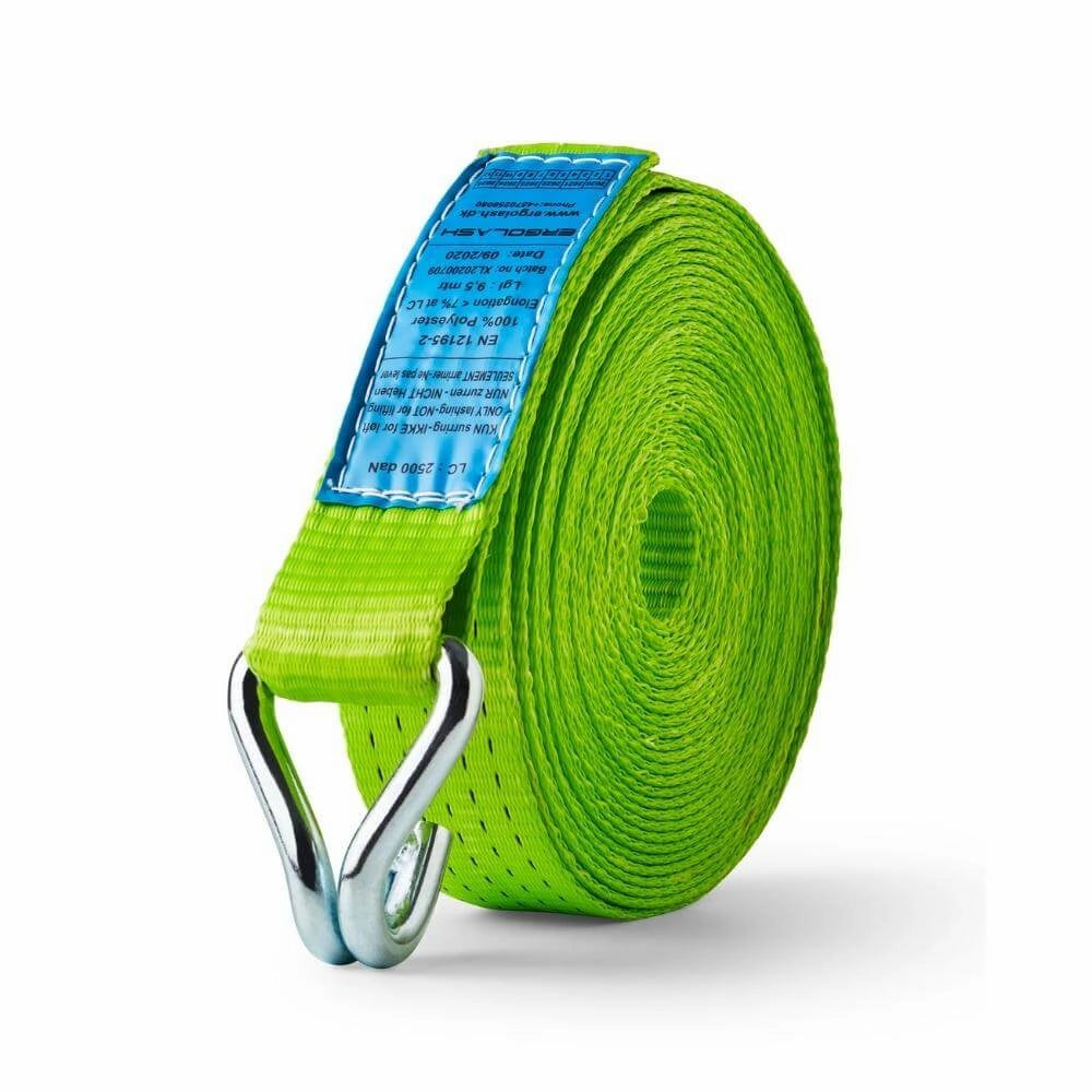 Grønt surringsbånd med metal krog og blå etiket, rullet op i kompakt form.