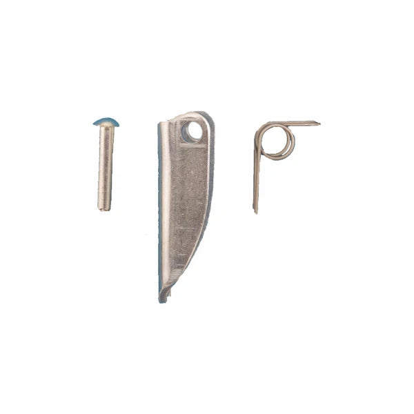 Tre komponenter: cylinder med blå top, langt metalstykke og en spiralfjeder.