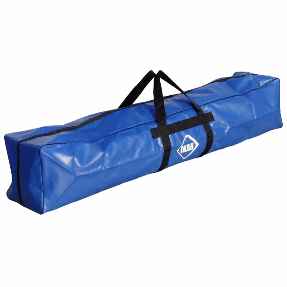 Blå taske med lynlås langs toppen og IKAR-logo på forsiden, designet til at bære et treben.
