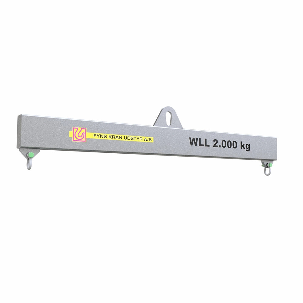 Løfteåg af metal med "WLL 2.000 kg" og Fyns Kran Udstyr A/S logo. To kroge i enderne.