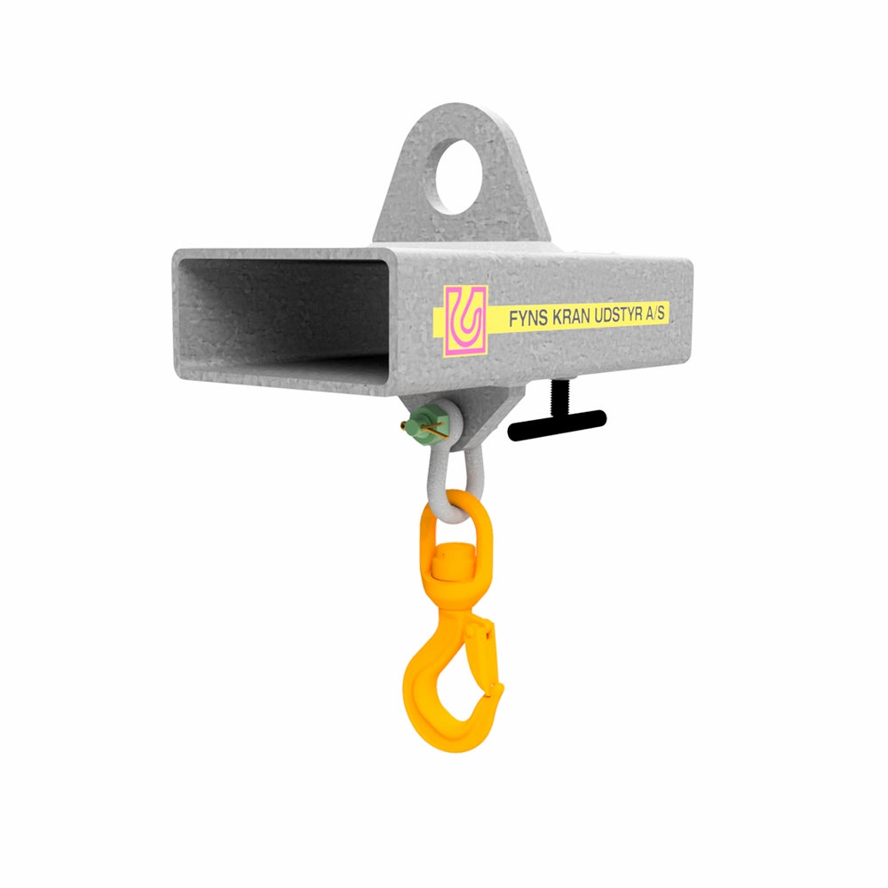 Metalstruktur med stor hul, orange krog og teksten "FYNS KRAN UDSTYR A/S" på siden.