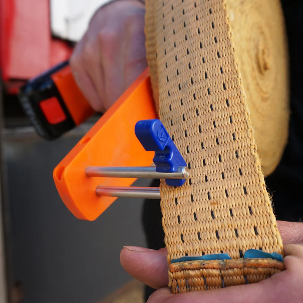 Dynello Rewinder i brug med orange krop og blå komponent, der opvikler en rem.