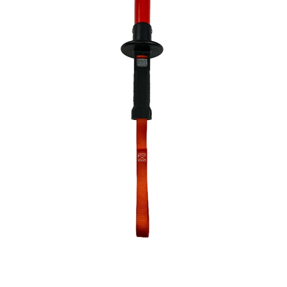 Rød stang med orange strop og skruenøgle i toppen.