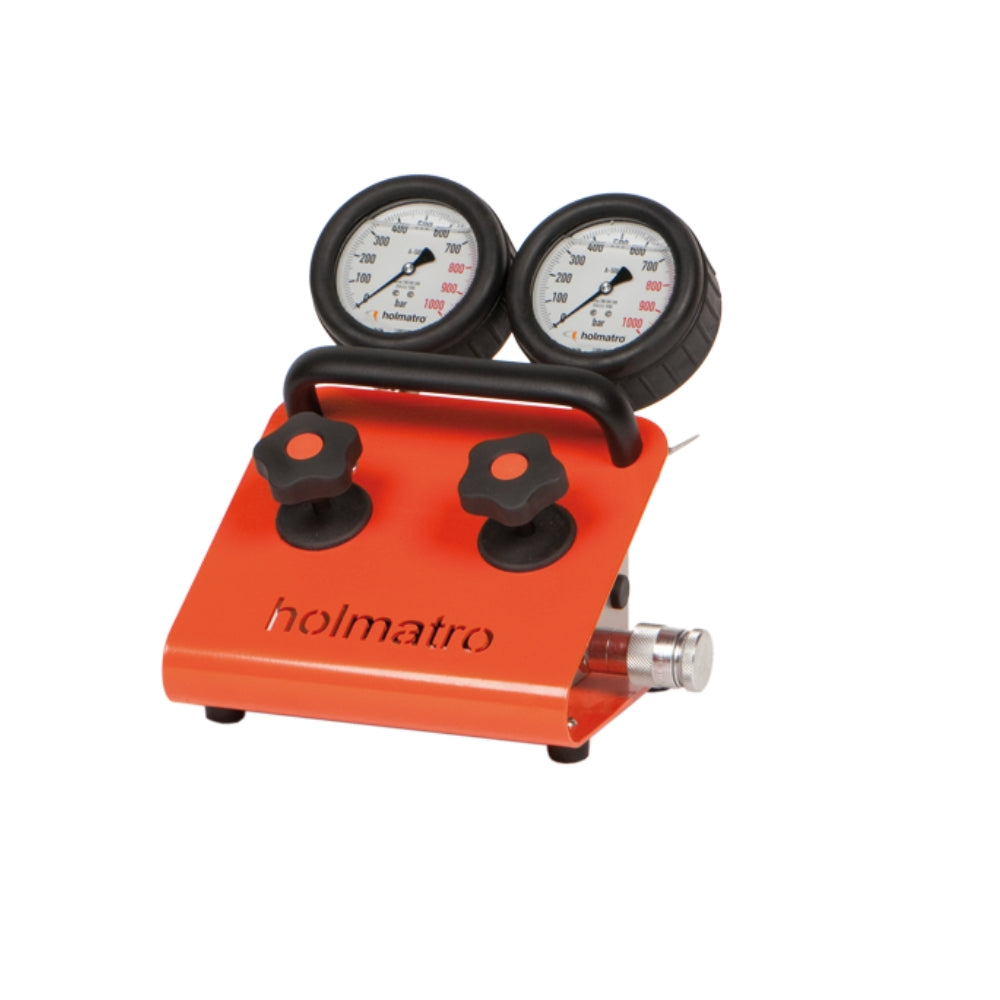 Orange Holmatro manifold med to manometre og kontrolknapper, mærket "Holmatro".