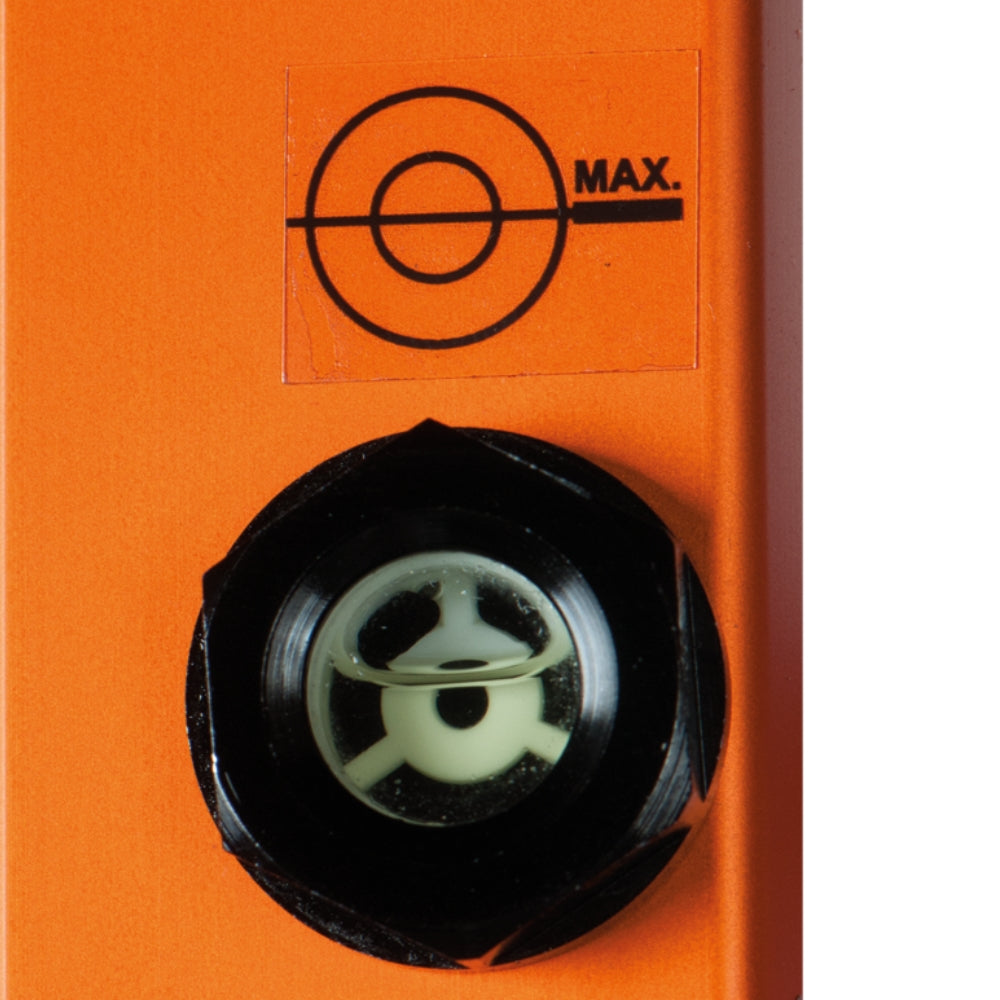 Nærbillede af orange Holmatro-pumpe med sort drejeknap og "MAX" indikator.