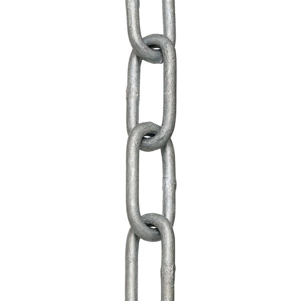 Nærbillede af en metal kæde med ovale, jævne led, der er varmgalvaniserede og ensartede.