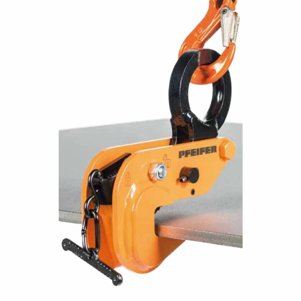 Orange PFEIFER løfteklo med sort krog, fastgjort til metalplade.