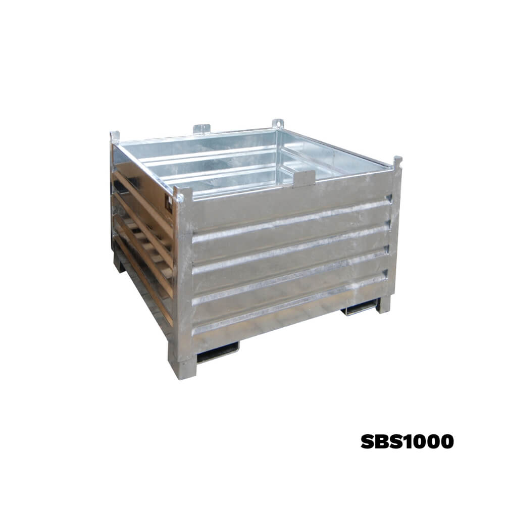 Stor, rektangulær metalboks med forstærkede hjørner og vandrette lameller på siderne.