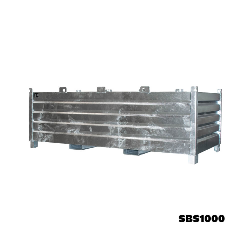 Metalopbevaringskasse med solid konstruktion og horisontale ribber, mærket SBS1000, sølvfarvet.