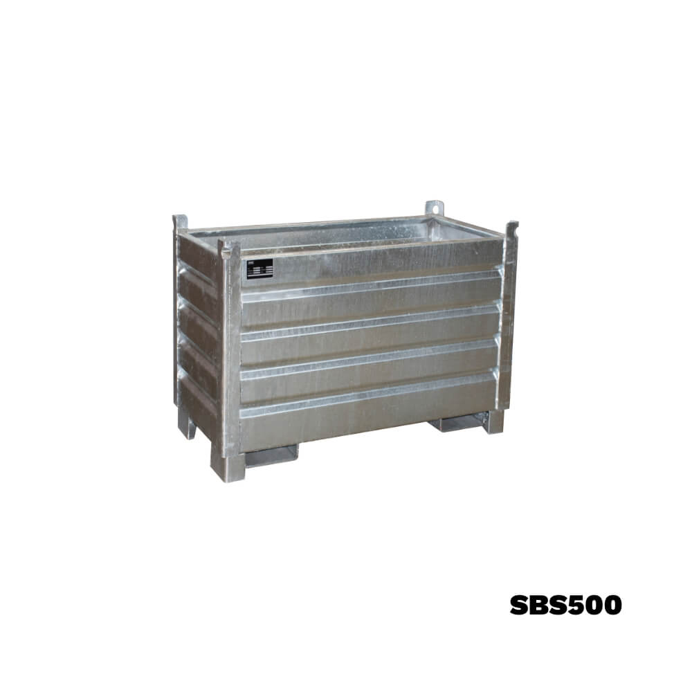 Rektangulær metalcontainer med horisontale forstærkninger og en etiket på siden.