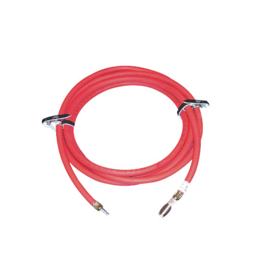 Rød slange rullet sammen, fastgjort med bånd. Metalbeslag i begge ender.