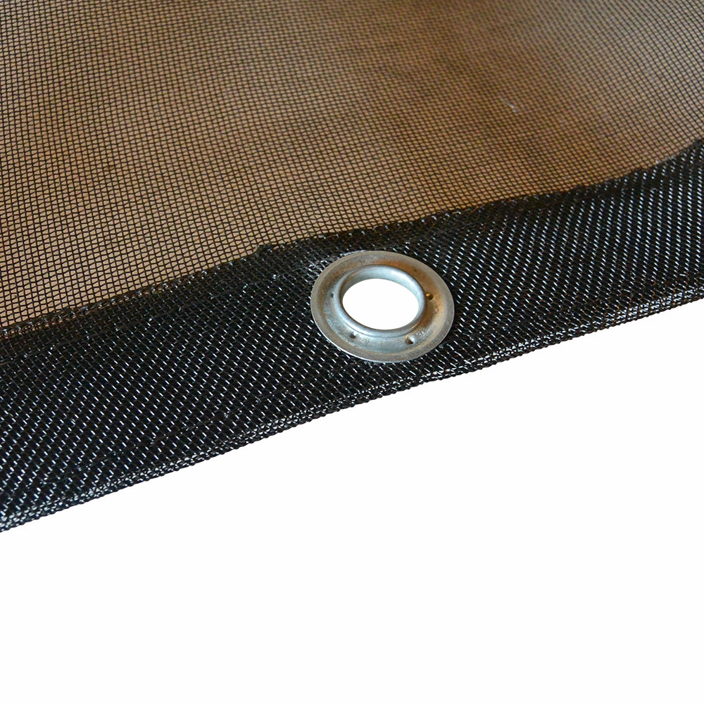 Sort finmasket net med metaløje langs kanten, viser detaljerne i materialet og designet.