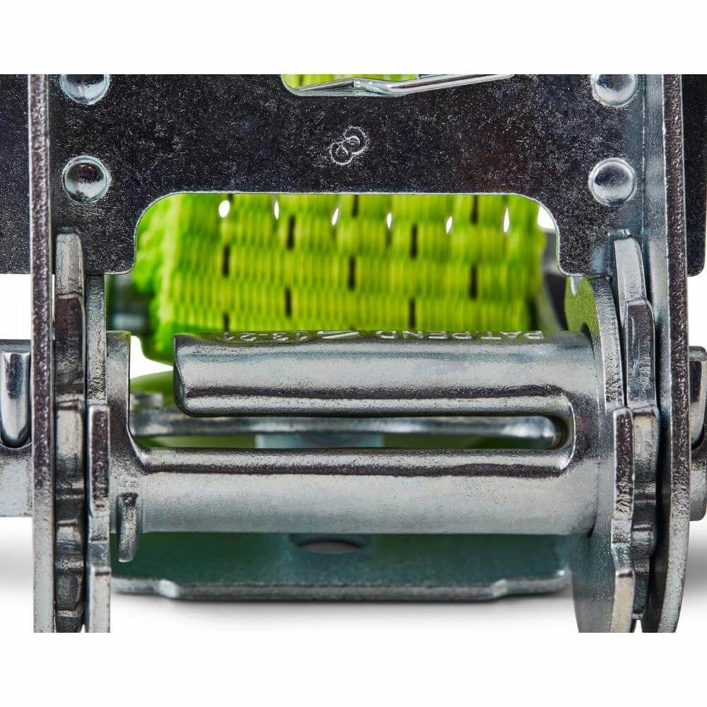 Nærbillede af grønt surringsbånd med metalspænde og sorte markeringer.