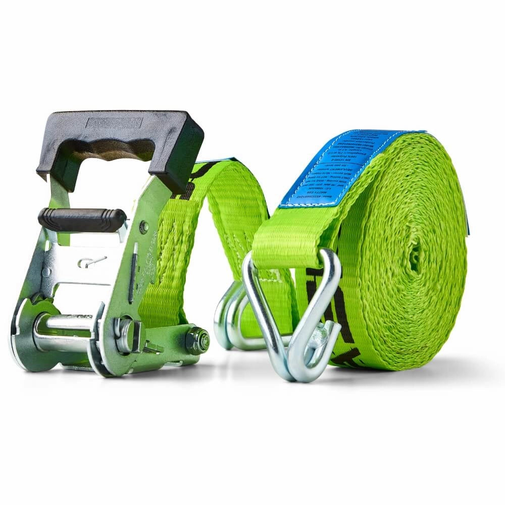 Grøn surringsbånd med metal skralde og dobbeltkrog. Blå mærkat på remmen.