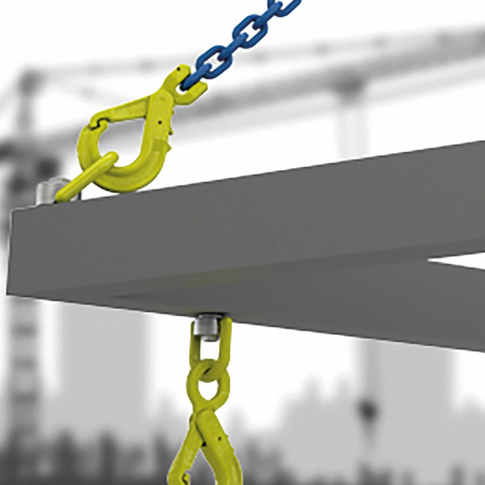 Gunnebo GrabiQ svirveløjebolt i gult med blå kæde på metalbjælke, sløret byggeplads baggrund.