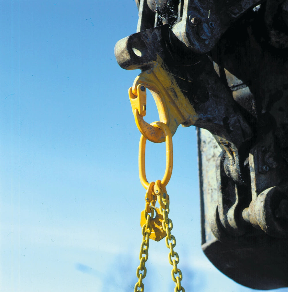Gul Gunnebo gravemaskinekrog på maskine med hængende kæder, klar blå himmel i baggrunden.