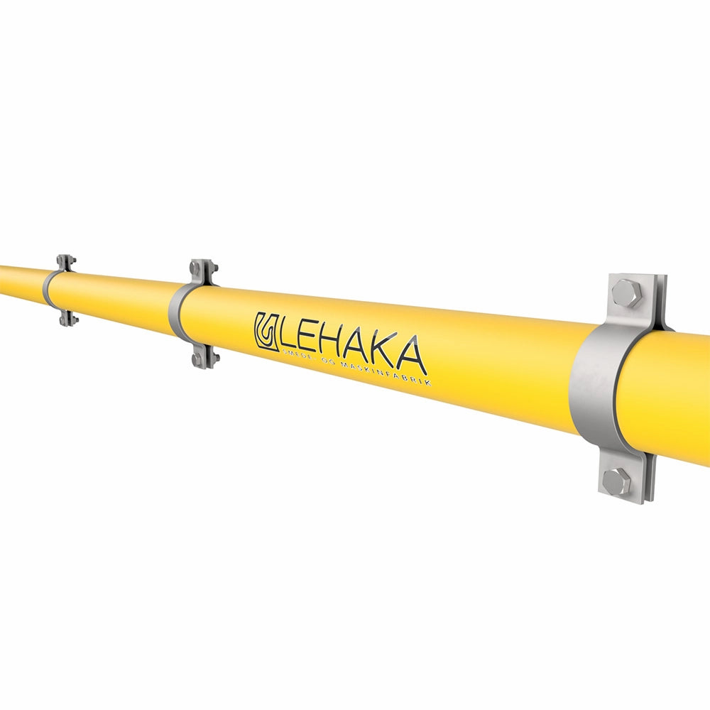 Gul rør med LEHAKA-logo, fastgjort med runde rørklemmer og bolte på begge sider.