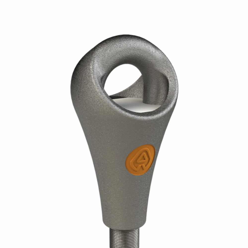 Metalprodukt med rund top, gevindet bund og orange logo på siden.