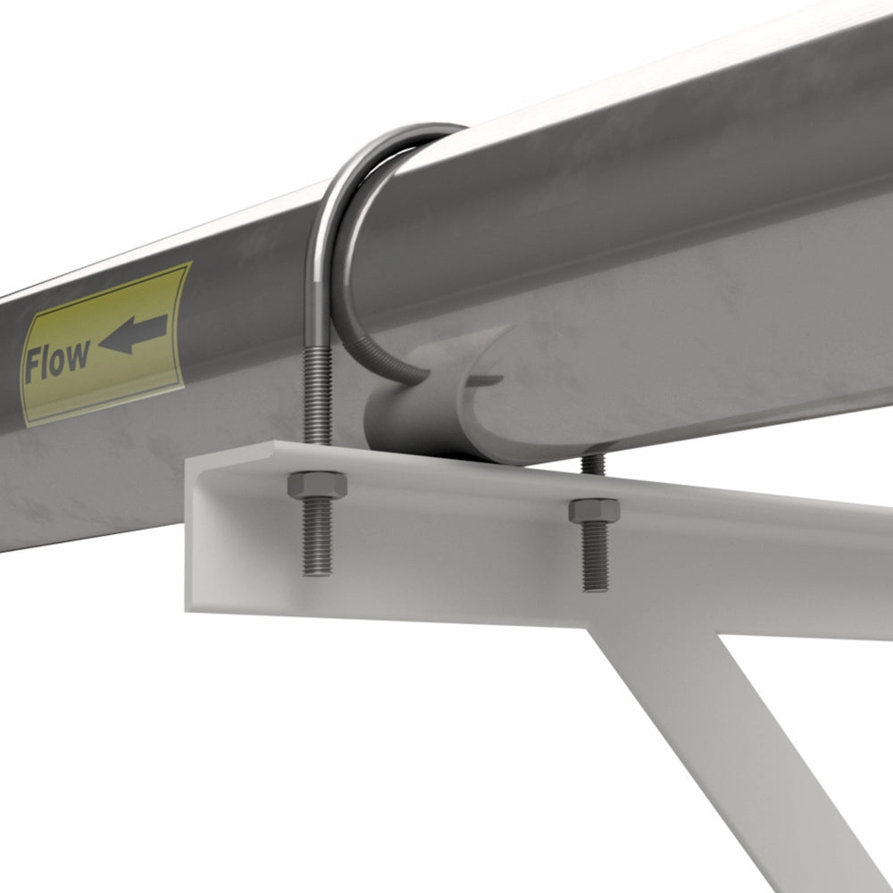 U-bøjle fastgør metalrør til flade med møtrikker. Rør har "Flow"-mærkat.