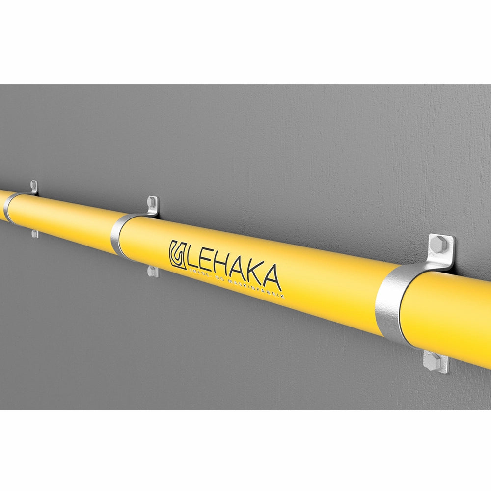 Metalbøjle fastgør gul cylinder til væg.