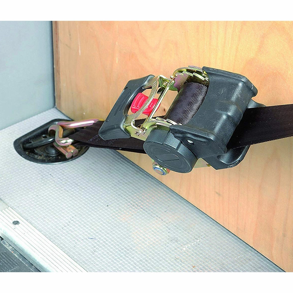 Surringssystem med rød udløserknap, metal kroge og sort rem monteret på en væg.