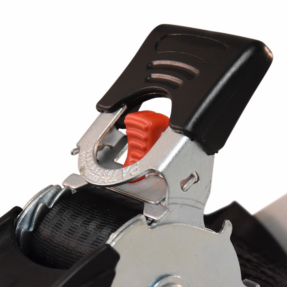 Ratchet mekanisme med rød knap, metal kroge og sort rem, del af surringssystem med automatisk oprul.