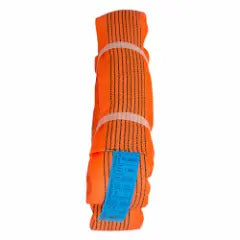 Orange rundsling med sorte striber og en synlig blå etiket.