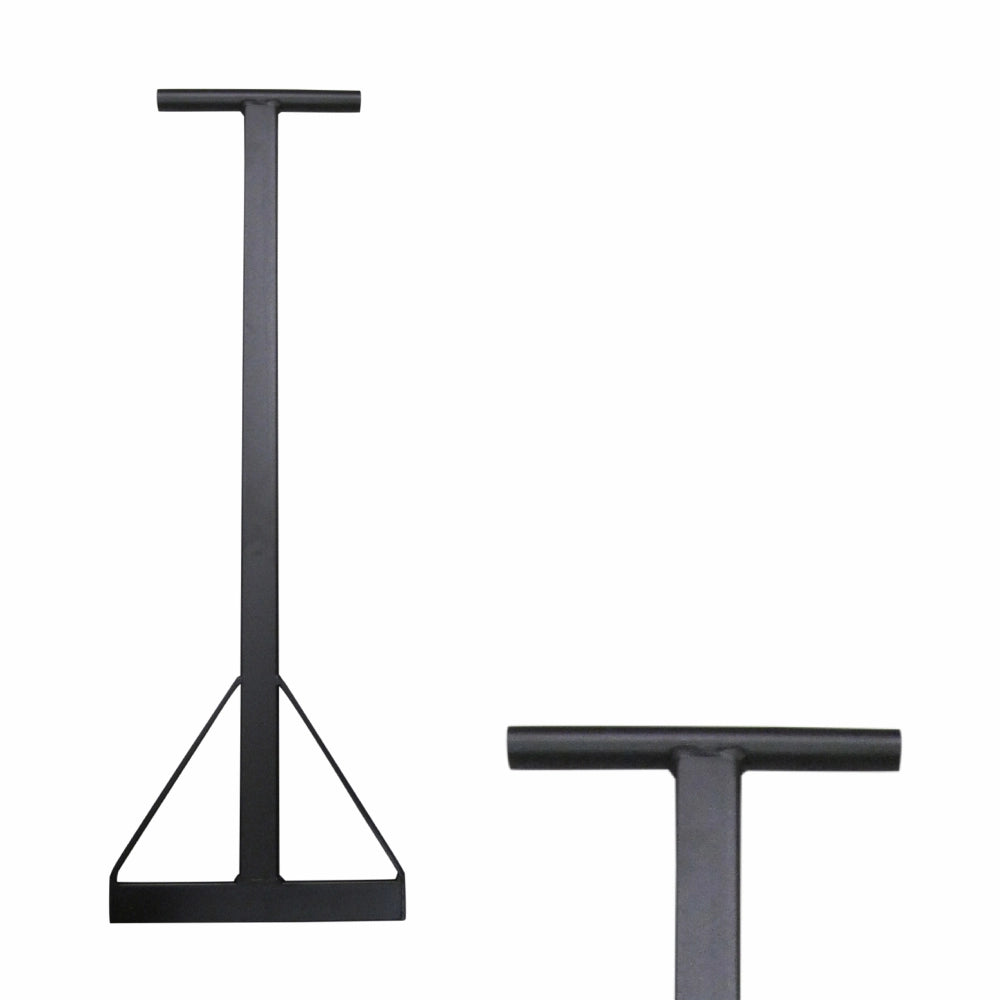 Sort T-formet håndtag med trekantet base, del af et transportredskab.