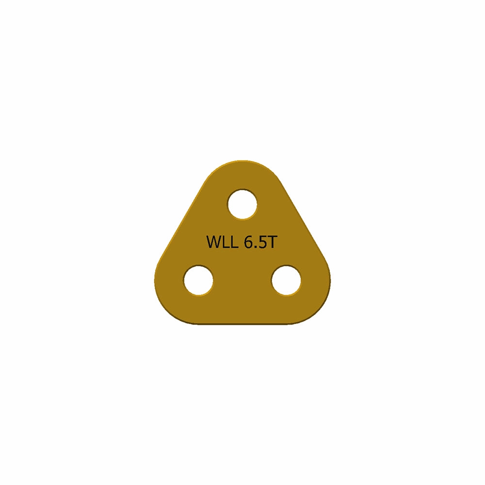 Trekantet metalplade med tre huller, teksten "WLL 6.5T", malet i gylden farve.