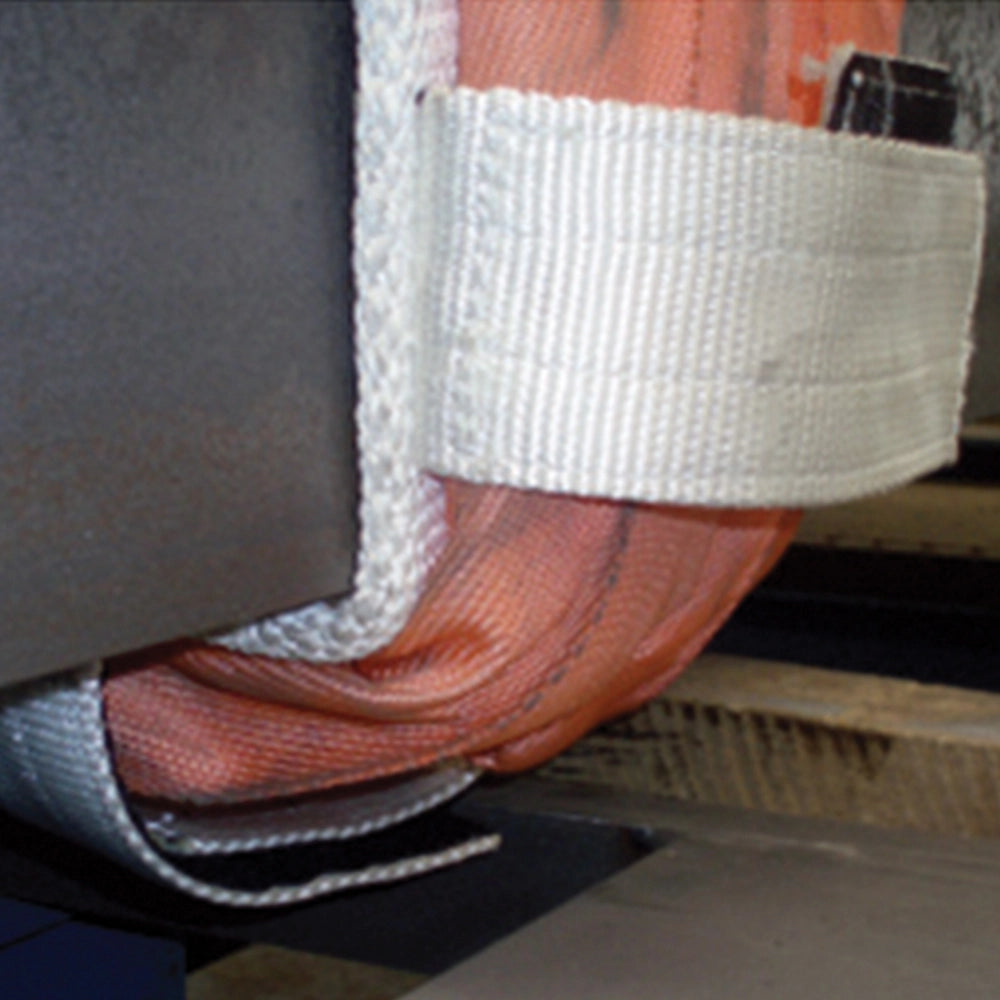 Orange slynge med hvid velcro-beskyttelse, fastgjort til en metaloverflade for kantbeskyttelse.